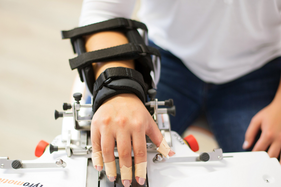 Robotergestützte Finger-Hand-Arm Therapie